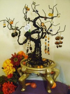 Spooky Wire Halloween Tree Display - Aylett Only