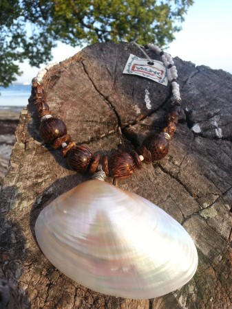 Shell choker with coconut beads