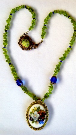 DHaselfeld: Vintage Floral Cab Pendant Necklace
