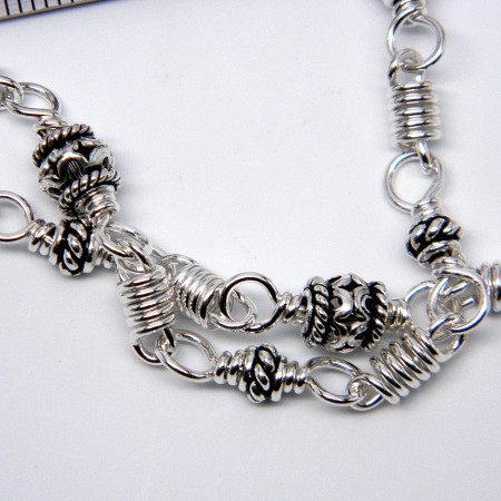 Detail of the chain linkages