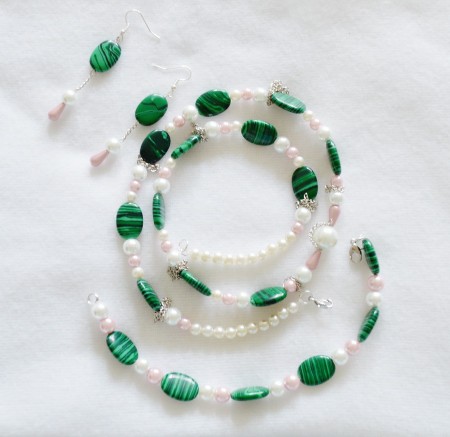 So with a map finally in my head, I started. And after staring at these beads with no clue what I was going to do with them... After about 5 hours and a little brainstorming from the kidd-o, this is what happened. Enchanting Jasper.